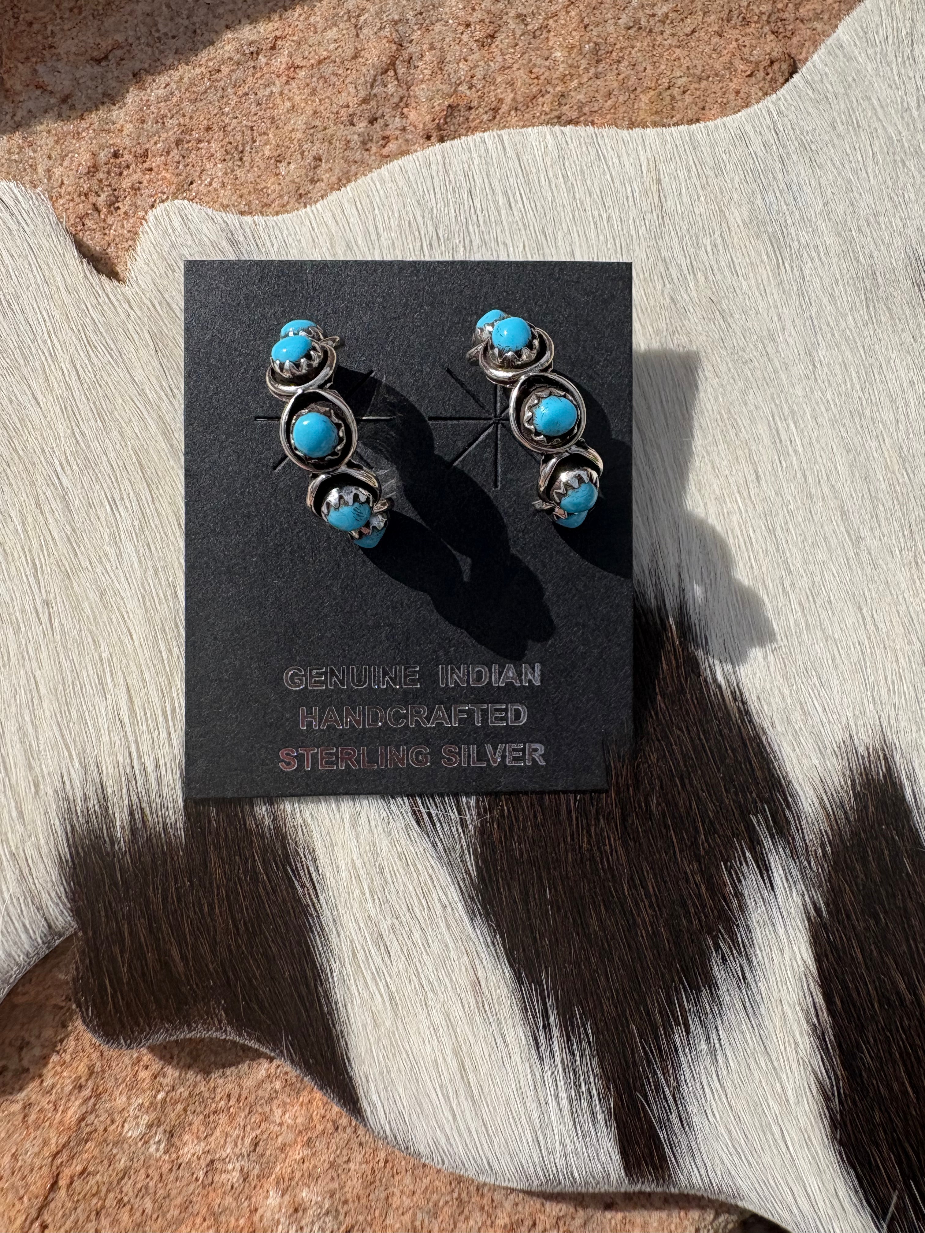 Sterling silver Zuni handmade kingman turquoise small earrings. Artist: Davis Kamasee